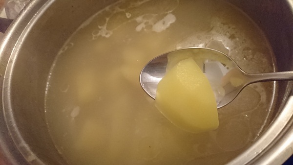 добавляем картофель в суп