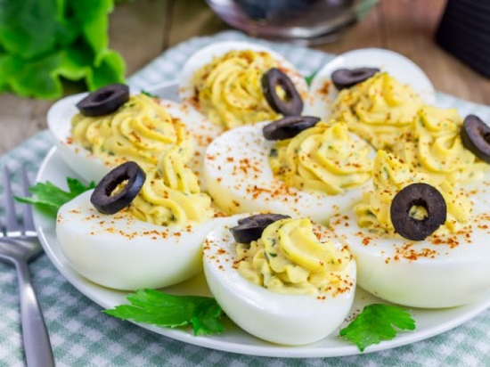фаршированные яйца с маслинами