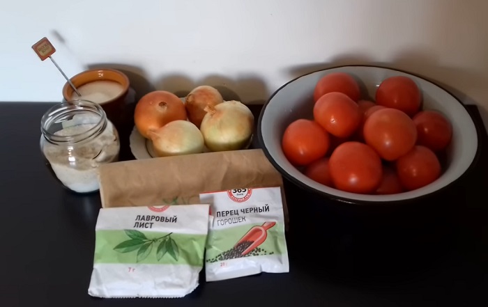 ингредиенты для заготовки помидор с луком