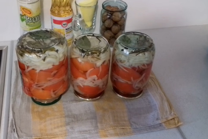 помидоры дольками с луком и растительным маслом
