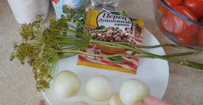 ингредиенты для приготовления помидоров с луком
