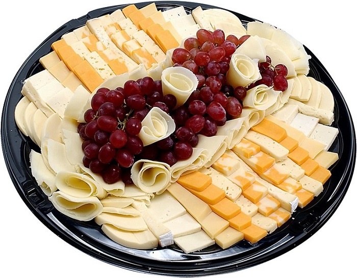 сырная тарелка с виноградом