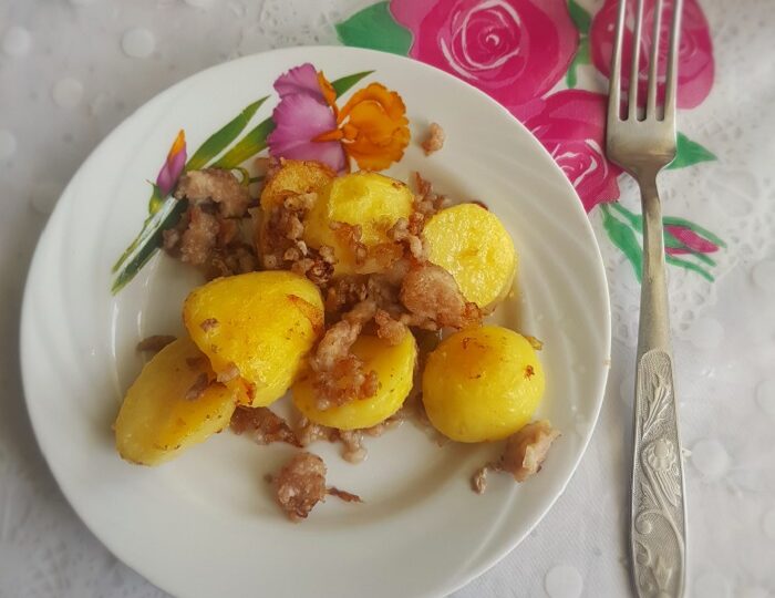 Картофель с фаршем на сковороде
