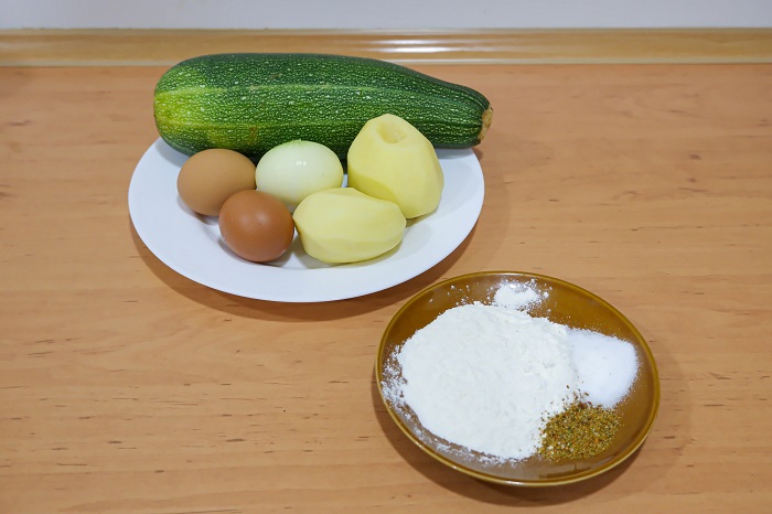 ингредиенты для оладьев из кабачка и картофеля