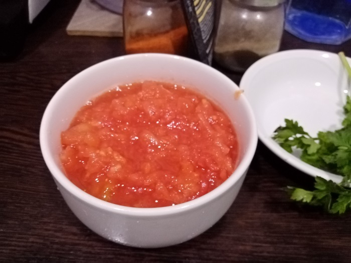измельчаем томаты