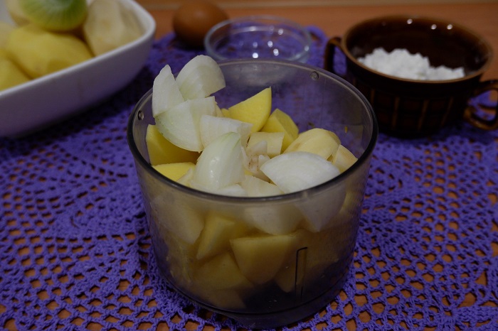 картофель и лук в блендере