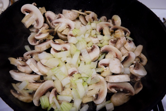 грибы с луком на сковороде