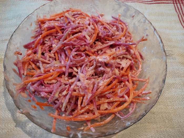 салат из редьки. моркови и яблока