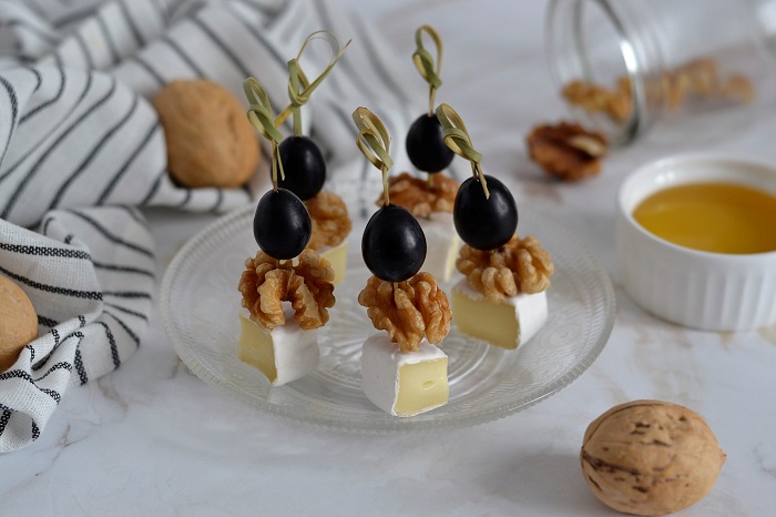 Праздничные канапе с сыром «Камамбер», виноградом и грецкими орехами
