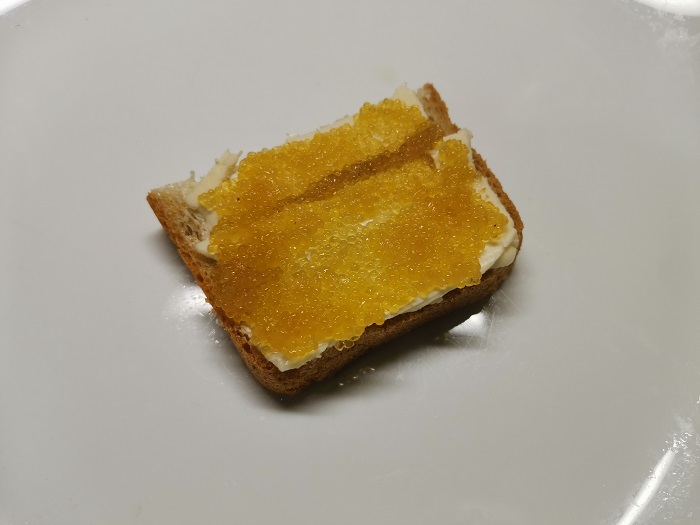 бутерброд с соленой щучьей икрой
