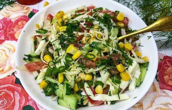 Питательный салат из молодой капусты, свежих овощей и консервированной кукурузы