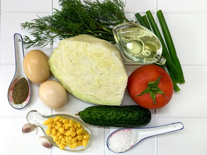 ингредиенты для салата из молодой капусты, овощей и кукурузы