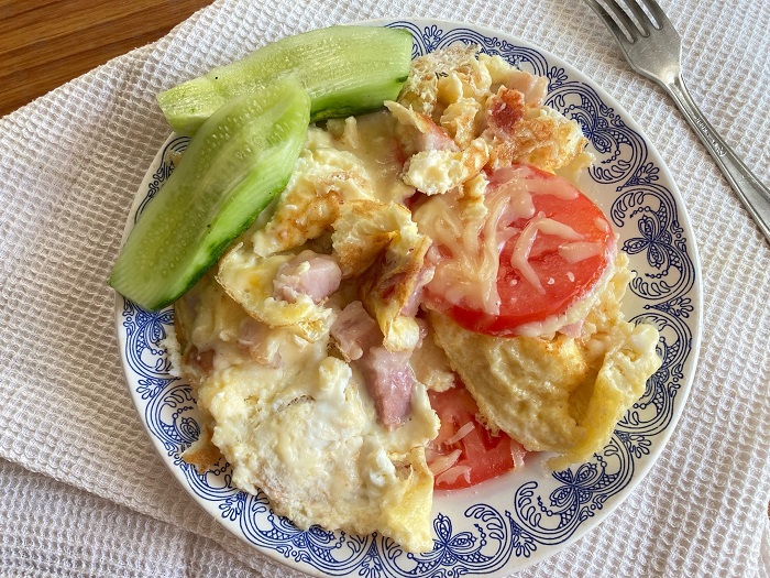 Омлет с помидорами, беконом и сыром — простой и сытный завтрак